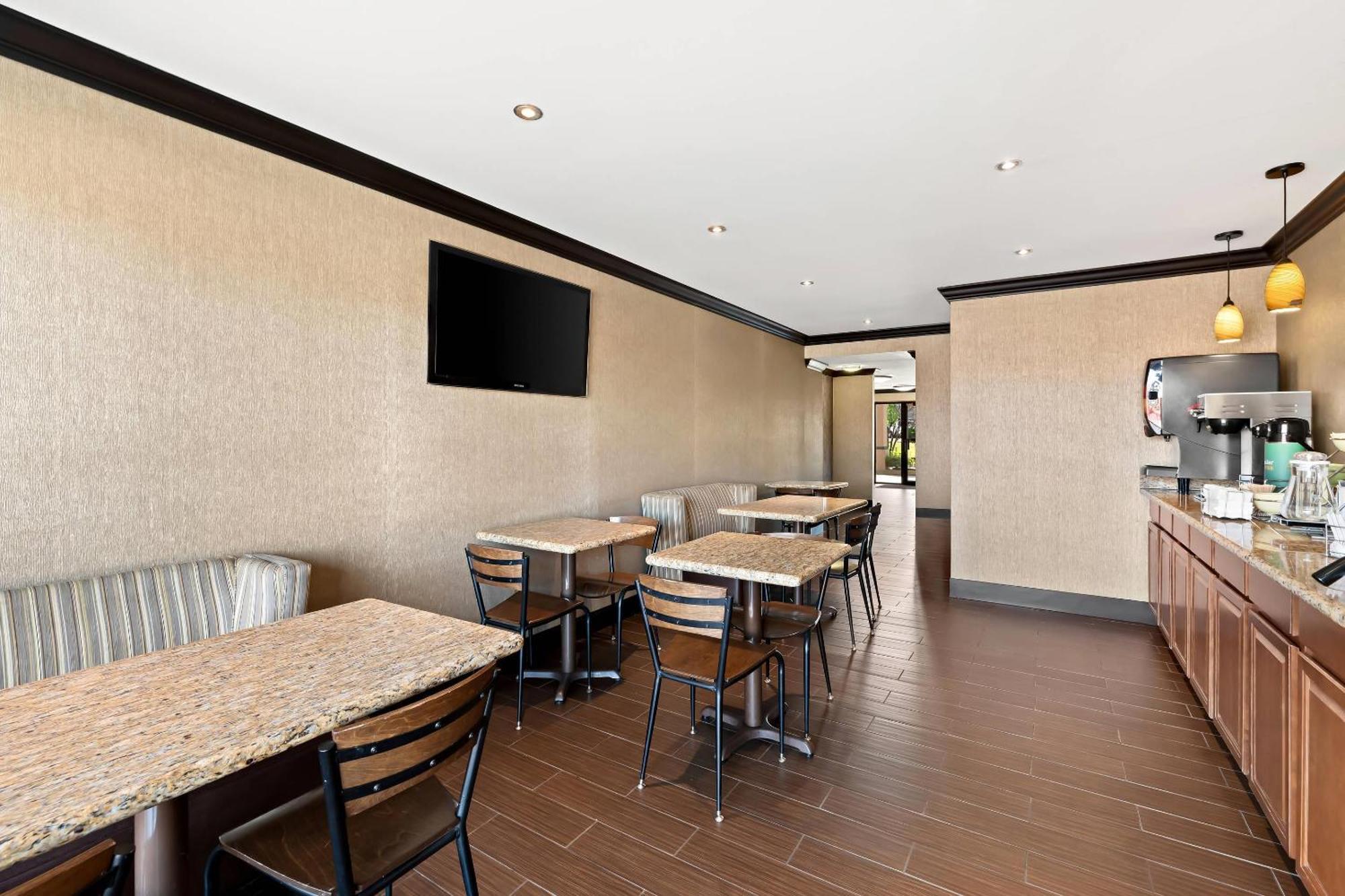 Quality Inn & Suites Dumas Bagian luar foto