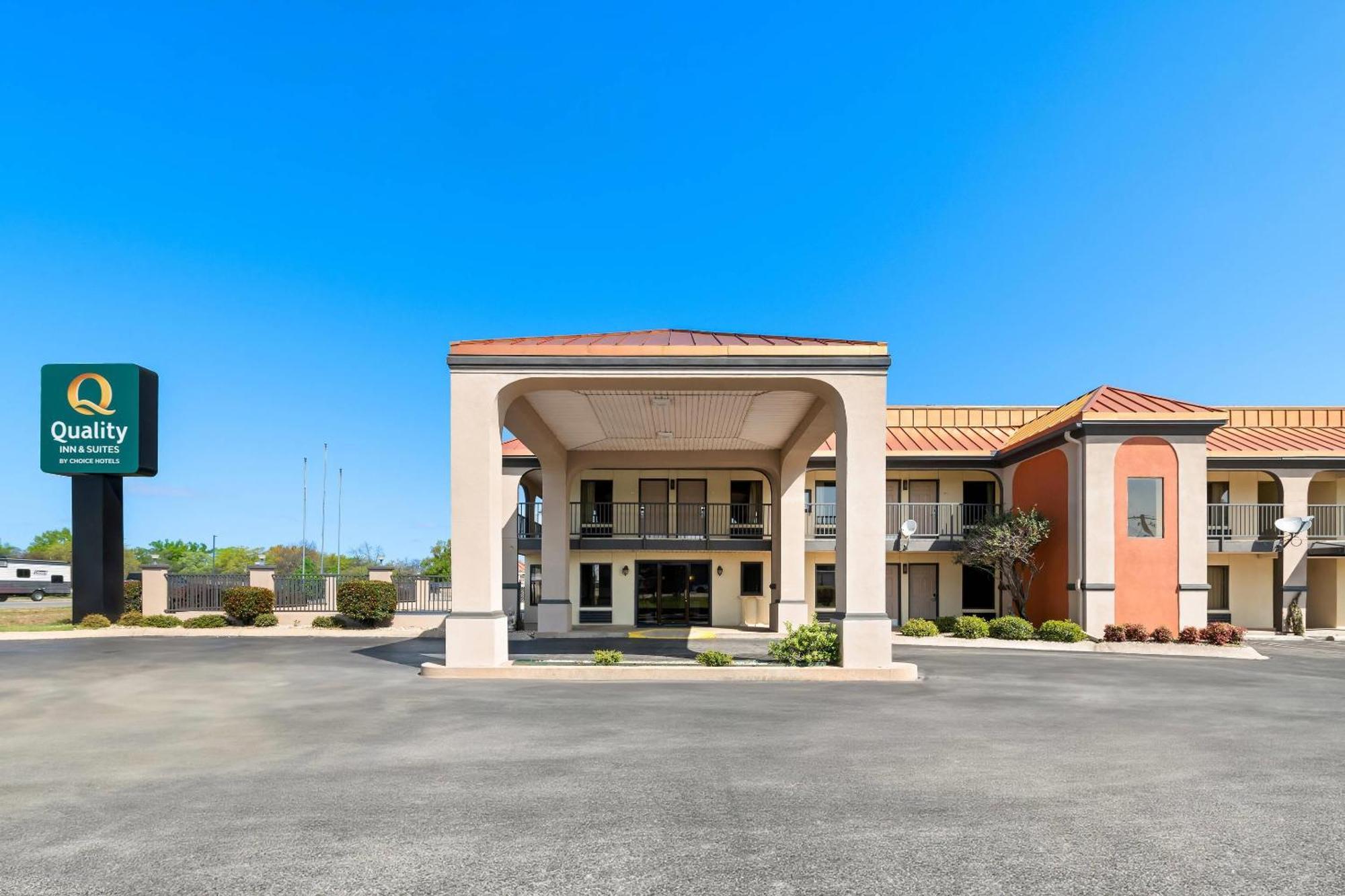 Quality Inn & Suites Dumas Bagian luar foto